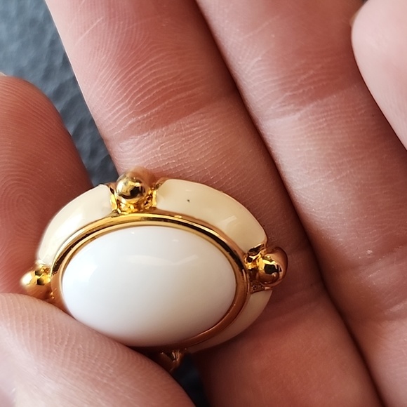 VTG Monet clip on earrings - Picture 6 of 8